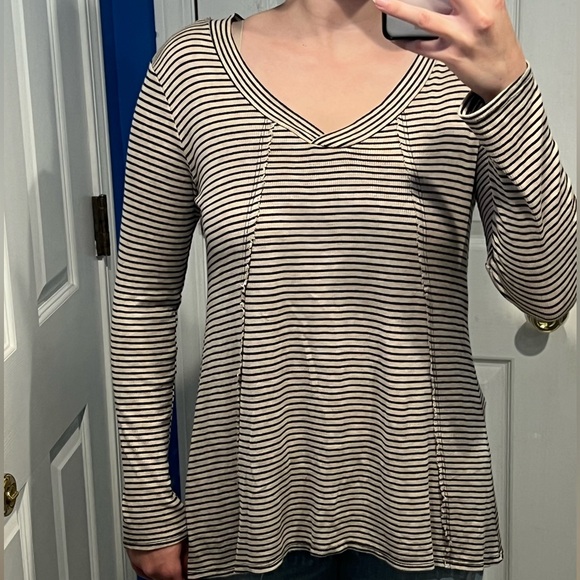 BUNDLE: 2 sweaters, a flannel, and a sweater - Picture 13 of 16